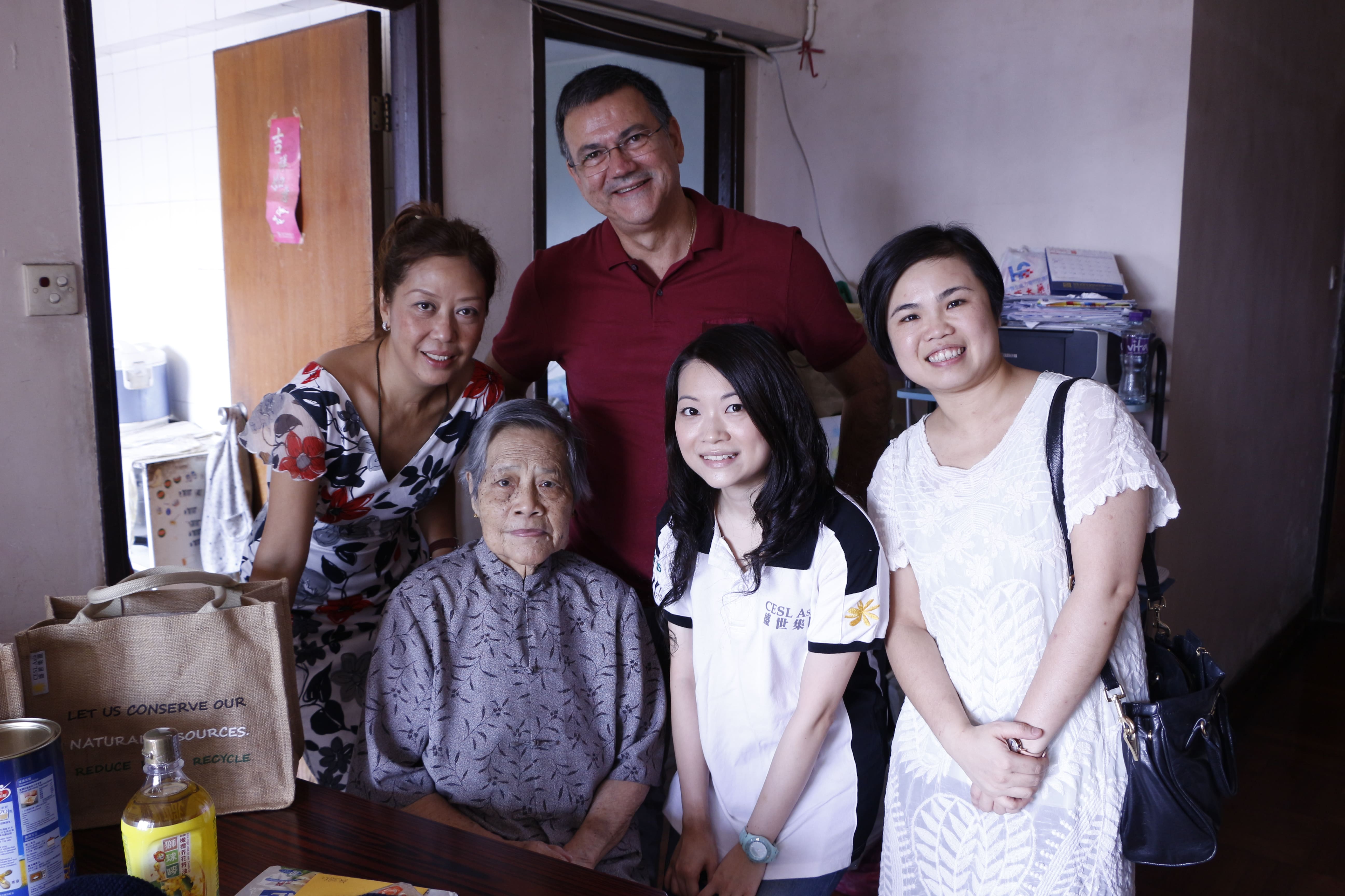 Volunteer Group from CESL Asia Visits “Peng On Tung” Tele-Assistance Service Users